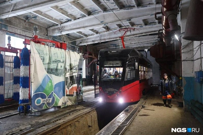 В депо установили новую мойку (на фото слева)  | Источник: Александр Ощепков / NGS.RU