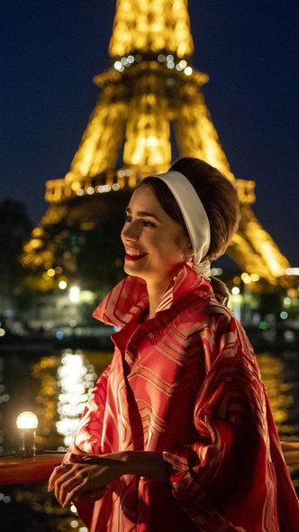 За что стилисты хейтят «Эмили в Париже» и какие образы из первого сезона нам не стыдно повторить в реальности