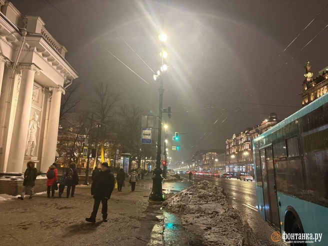 На тротуарах и дорогах — наледь под толщей воды. Петербуржцы показали последствия погодного апокалипсиса | Источник: читатель «Фонтанки»