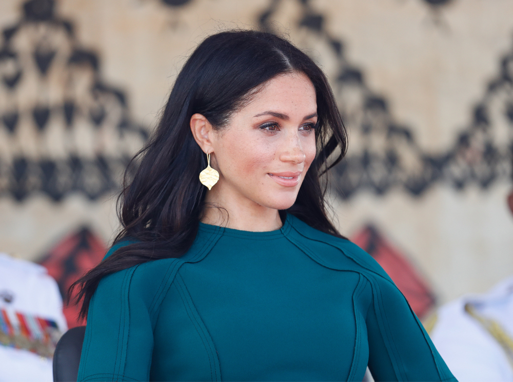 Скрытые смыслы: что означали наряды Меган Маркл в первом зарубежном туре | marieclaire.ru