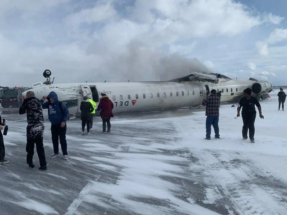 В Торонто при посадке перевернулся самолет Delta Airlines | Источник: соцсети 