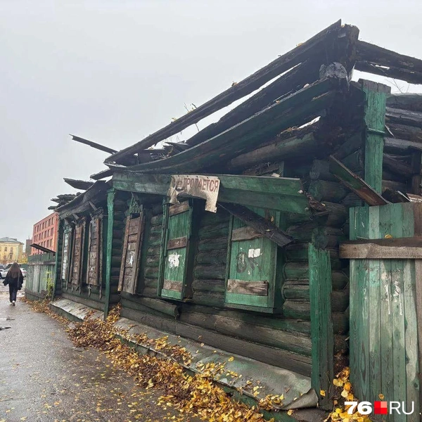 Крышу дома начали разбирать 14 октября | Источник: читательница 76.RU