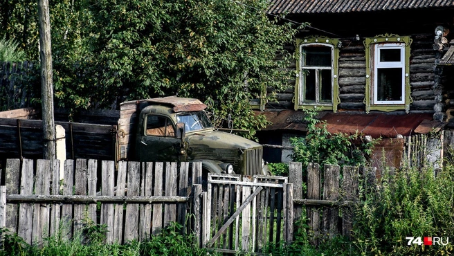 Уже в Архангельском я понял, что найти место для ночевки тут непросто. Деревни зажаты в горах, рельеф крутой, растительность буйная, шаг в сторону&nbsp;— уже чья-то территория, болото или холмы. Оставалась надежда найти место вдоль реки Верхний Иремель | Источник: Артем Краснов