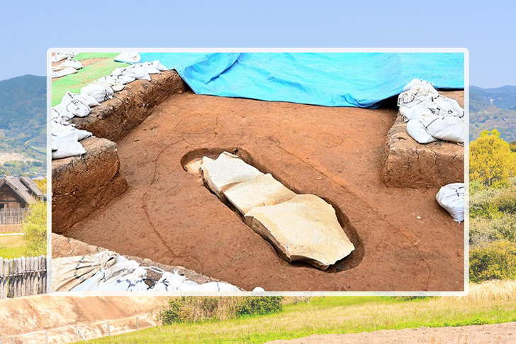 Нацарапали заклинания от злых сил: в Японии найден крупнейший каменный гроб возрастом 1800 лет