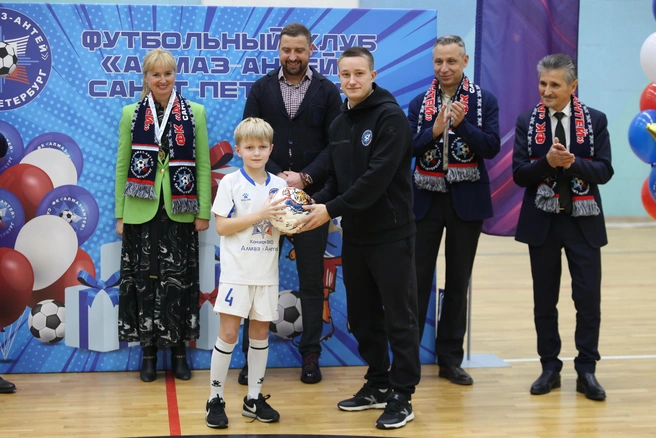 Капитан молодежной команды Дмитрий Парусов и капитан команды 2016 года рождения Константин Егоров