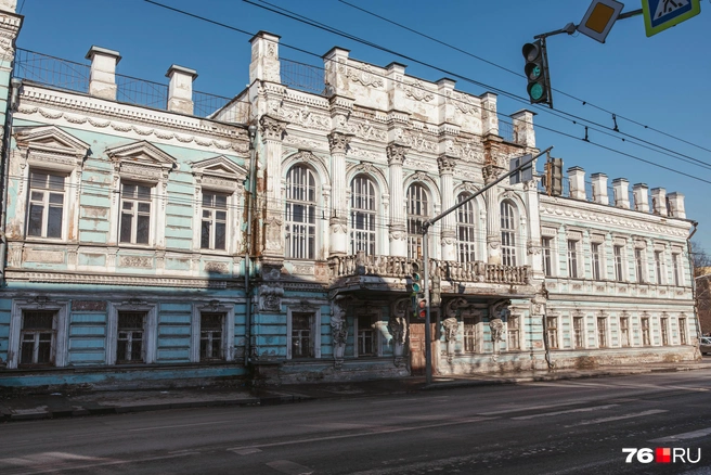 Грязь и трещины на фасаде видны издалека | Источник: Артем Бауман / 76.RU