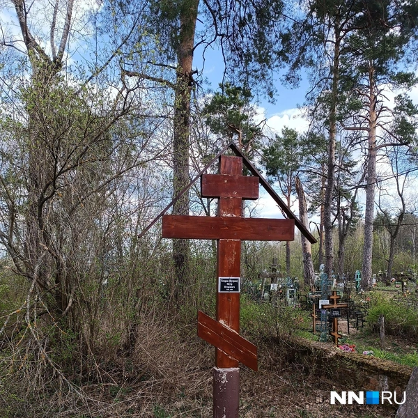 Помпезного памятника у Бугрова-старшего нет | Источник: Кристина Калинина / NN.RU