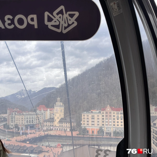 На подъемнике можно подняться на самую высокую точку в горах в этой местности — на Розу Пик | Источник: читательница 76.RU Кристина