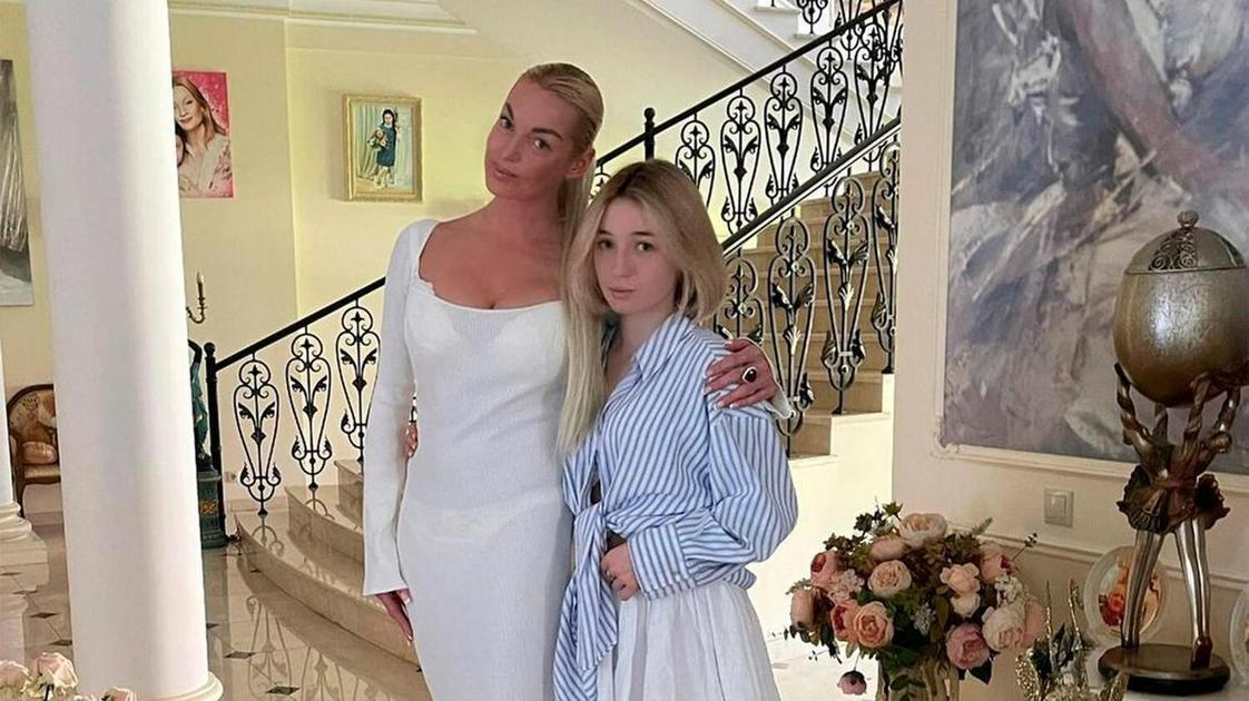 Волочкова не удержалась, услышав, что дочь Ариадна возьмет фамилию мужа