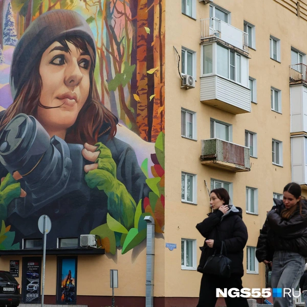 В середине первого осеннего месяца в центре города появился мурал, посвященный фотографу NGS55.RU Елене Латыповой. Ее не стало в 2023-м | Источник: Евгений Софийчук / NGS55.RU