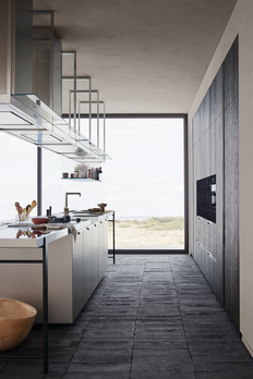 Особенность кухни Shape от Poliform — эргономичный дизайн: толщина фасадов всего 26 мм, а выступающие элементы отсутствуют.