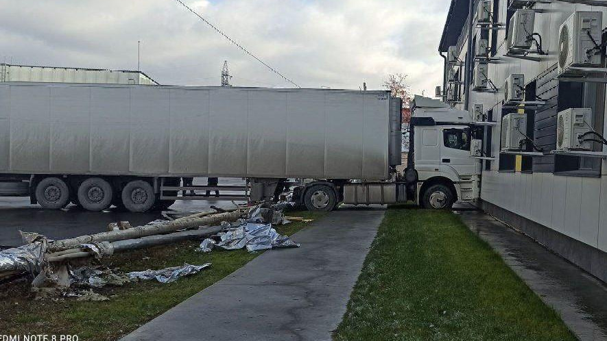 Фура вписалась в здание на Сибиряков-Гвардейцев — фото, где водителю не до смеха