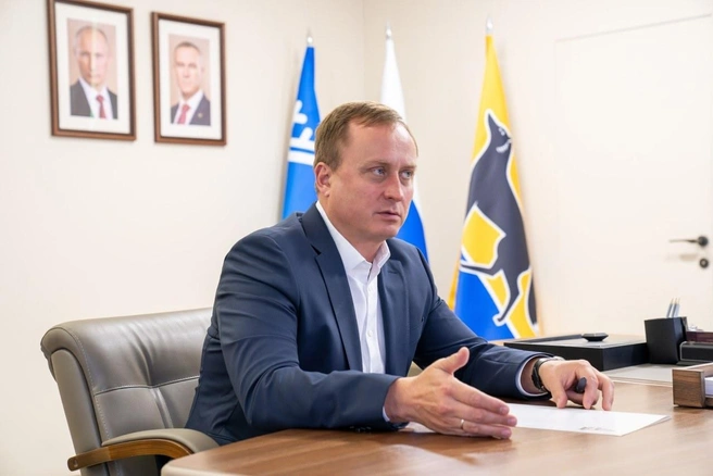 Он окончил Тюменскую государственную медицинскую академию по специальности «лечебное дело», а затем получил второе высшее образование в Московском государственном социальном университете по специальности «государственное и муниципальное управление». | Источник: Максим Слепов / Vk.com