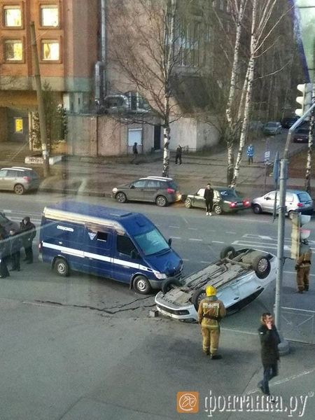 На Литовской отчаянный «Фольксваген» подставился под Спецсвязь и лёг на крышу (фото) | Источник: читатель "Фонтанки" Александр