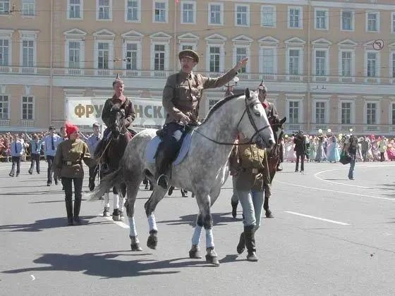 Колонну Фрунзенского района тогда возглавил сам Фрунзе на коне | Источник: Архив / «Фонтанка.ру»