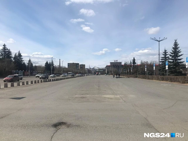 Парковка пуста в разгар рабочего дня — такое увидишь редко | Источник: Татьяна Стриганова / NGS24.RU