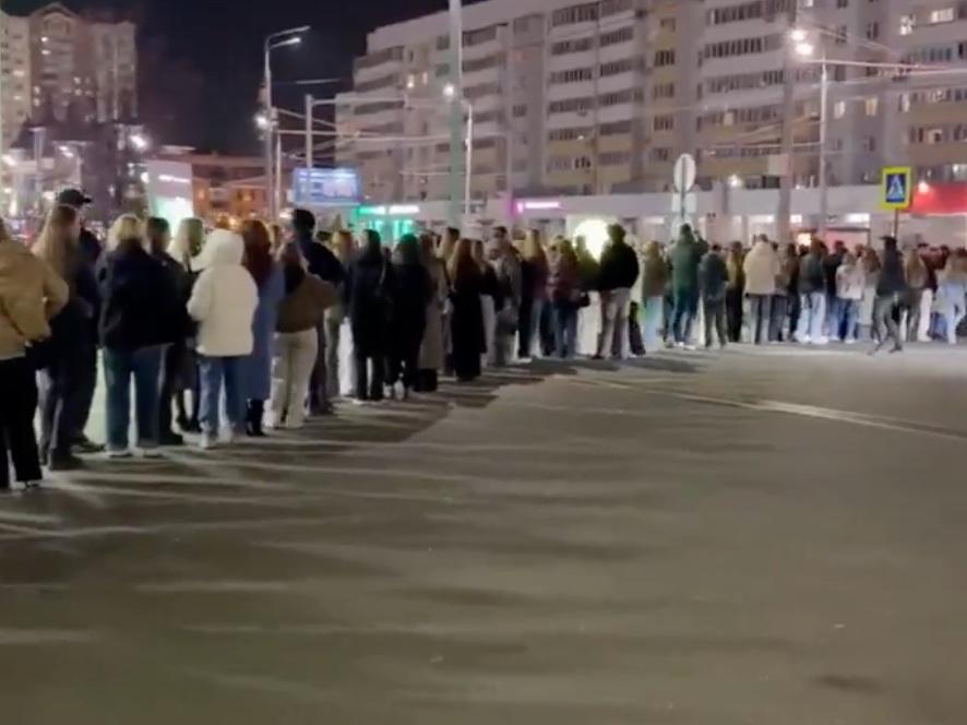 «Два часа простою, и можно домой ехать». Только посмотрите, какая очередь собралась на концерт Крид…