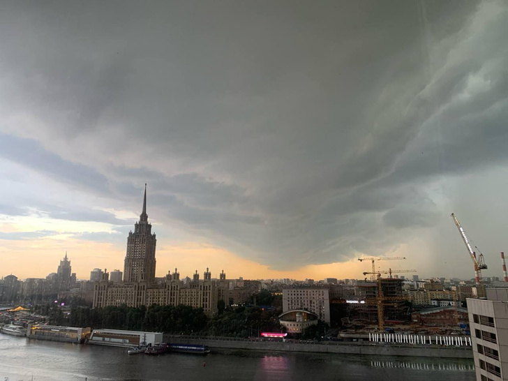 Метро затопило, Москва-Сити «пропал», а курьеры чуть не утонули: последствия урагана «Орхан» в Москве