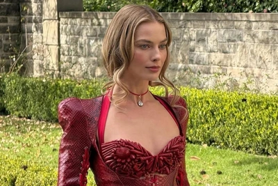 Самый обсуждаемый корсет вечера: Марго Робби вышла в свет в откровенном наряде — фото