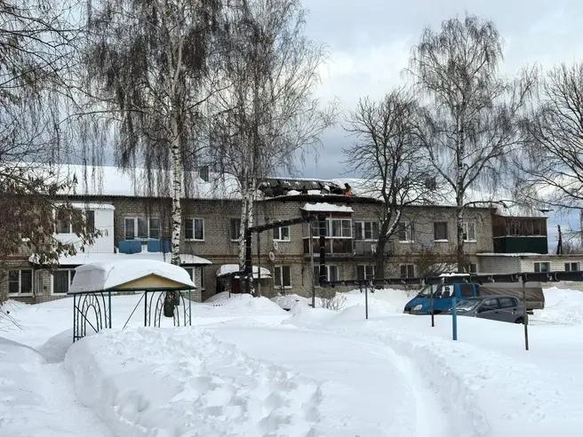 Крыша не выдержала тяжести снега | Источник: Группа «Варские Live» во ВК