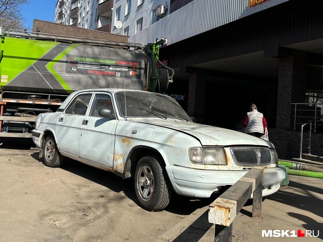 Еще одна машина, похожая на брошенную | Источник: Андрей Кузнецов / MSK1.RU