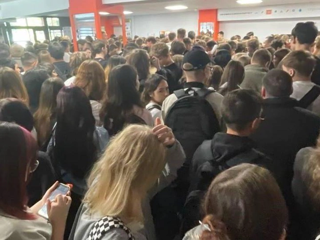 На кадре видно, как плотно студенты стоят друг к другу | Источник: читатель 72.RU