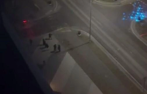 Один из толпы стреляет из неизвестного оружия, предположительно автомата | Источник: читатель 72.RU