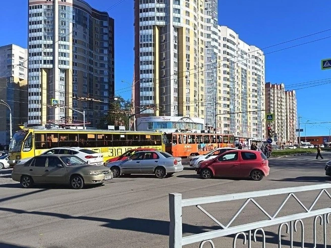 Трамвай парализовал перекресток в Екатеринбурге | Источник: читатель Е1.RU