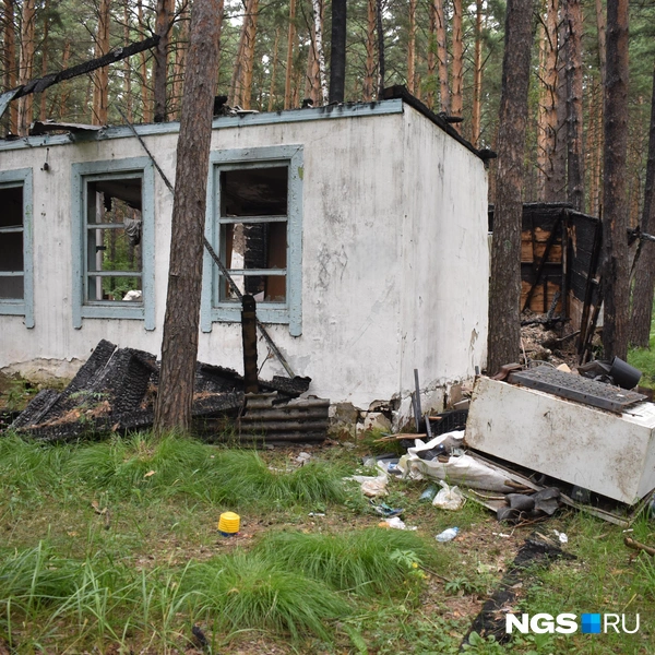 Корпус пострадал от пожара, вокруг много мусора — вероятно, все эти вещи раньше были внутри | Источник: Рихарда Лем / NGS.RU