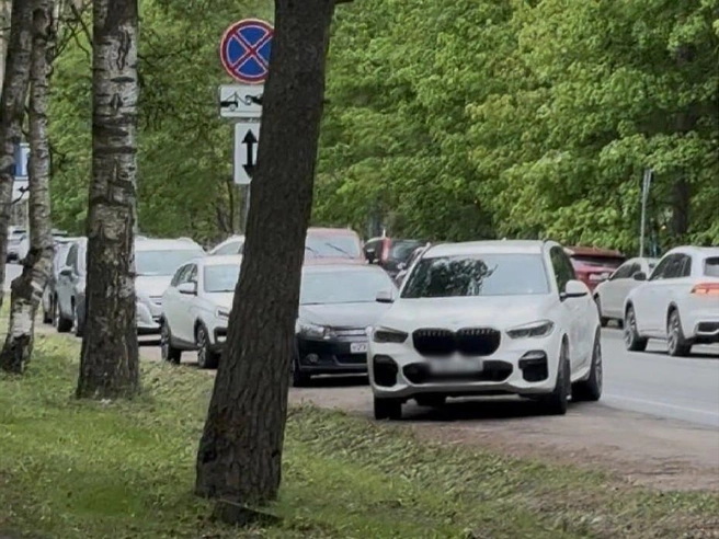 Машины у онкоцентра им. Петрова под знаком «Остановка запрещена» | Источник: Читатели «Фонтанки»