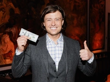 Желтая спальня и розовая гардеробная: Прохор Шаляпин показал, как проходит ремонт в его новой московской квартире