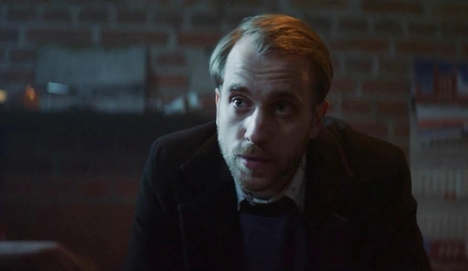 Прощание с артистом прошло в Калининграде. | Источник: Кадр из сериала «Кошка», режиссер Карен Оганесян, START Studio, 2023 год