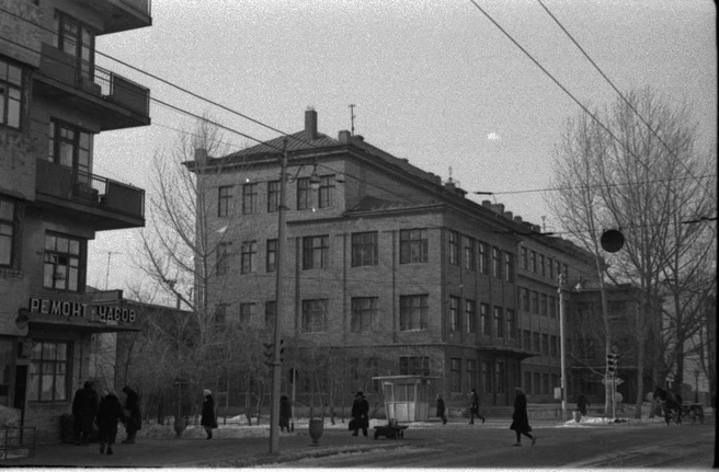 Пересечение улиц Льва Толстого и Молодогвардейской. Сейчас тут шестой корпус самарского «педа». В Великую Отечественную в здании работала школа № 58. Здесь в 1941–1942-м годах учился Эльдар Рязанов | Источник: фотофонды Самарского госархива социально-политической истории и Центрального госархива Самарской области