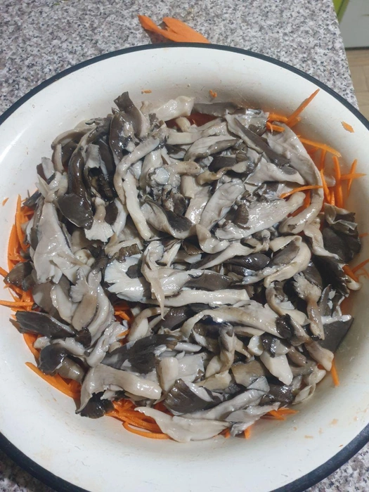 Отварные грибы выкладываем на тертую морковь | Источник: Елена Кан