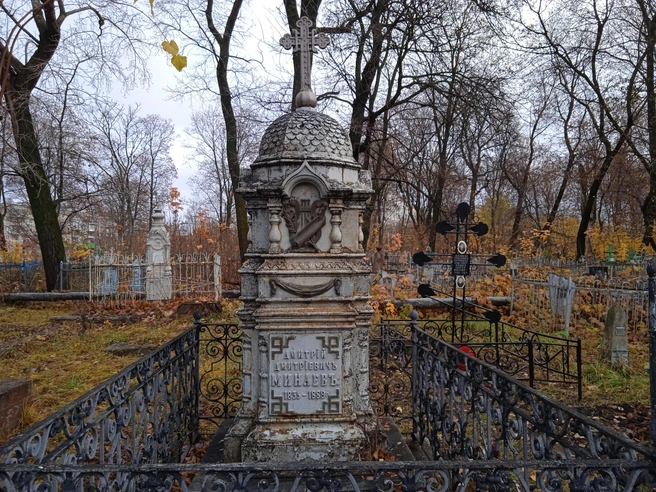 Одно из самых знаменитых и старейших захоронений — могила поэта Дмитрия Минаева | Источник: Дмитрий Сильнов / 173. RU