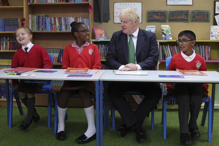 Британский премьер-министр пошел в школу