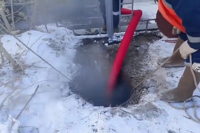 Засор вызвал выход канализационных вод в центре Читы