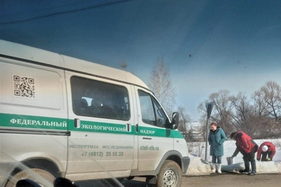 Пробы воды взяли у загрязненного карьера в Осове