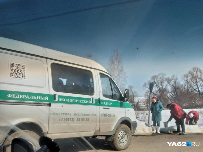 Люди заметили сотрудников, приехавших для отбора проб воды и грунта | Источник: Жители села Осово