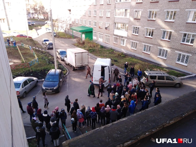 Среди собравшихся проводить Марину в последний путь много подростков, ее сверстников | Источник: Источник UFA1.RU