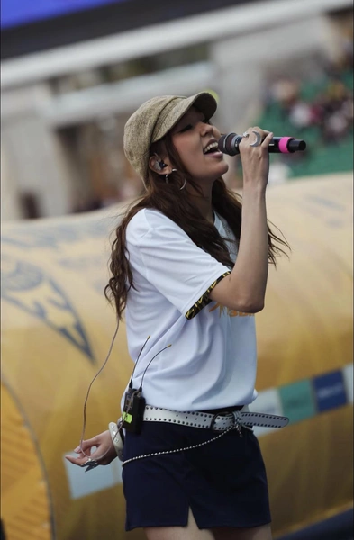 Әнші Ayau «Қайрат» — «Астана» ойынның ашылуында LALAGÜL атты екінші альбомын паш етті | marieclaire.kz