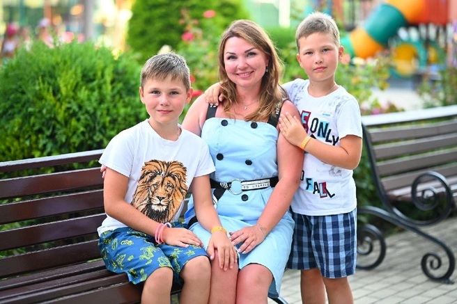 Ярослав (слева) может сам себе измерить уровень сахара в крови и сделать укол инсулина | Источник: Анна Савина