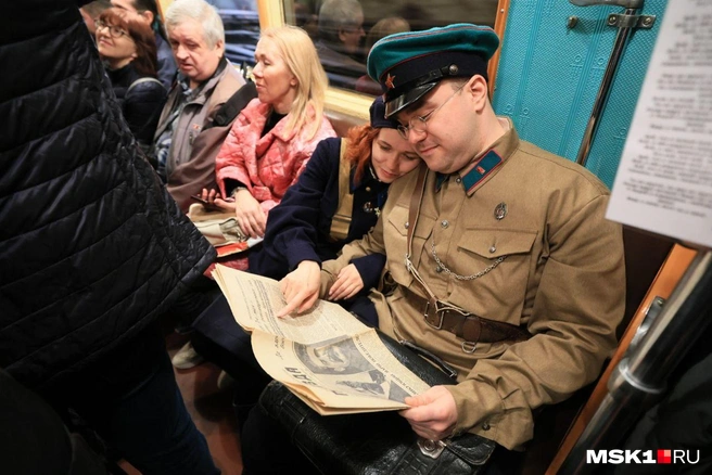 Москвичи смогли проехаться от станции «Сокольники» до станции «Парк культуры» на историческом поезде типа «А» 1935 года | Источник: Артем Устюжанин / MSK1.RU
