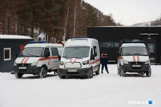 У восточного входа в нацпарк стоят автомобили спасателей | Источник: Мария Ленц / NGS24.RU