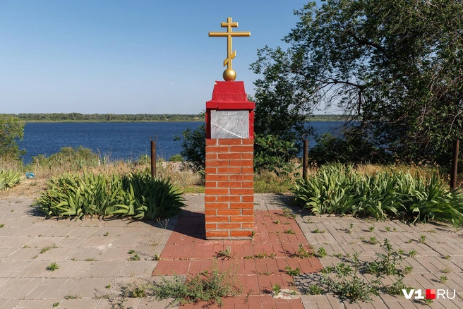 Цепи с этого памятника украли шесть лет назад. Украденное почему-то не восстановили | Источник: Алексей Волхонский / V1.RU