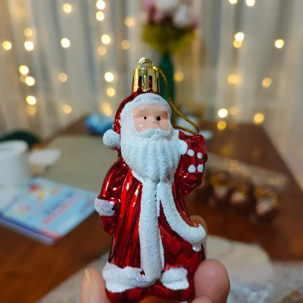 Впрочем, дедушки с перекошенными лицами тоже встречаются. И выглядят не менее странно | Источник: Ozon.ru / Екатерина