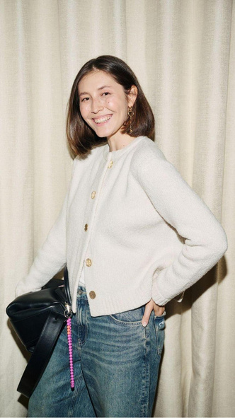 Александра Жаркова надела жакет в стиле «тихая роскошь» вместе с широкими джинсами — это самый модный тренд