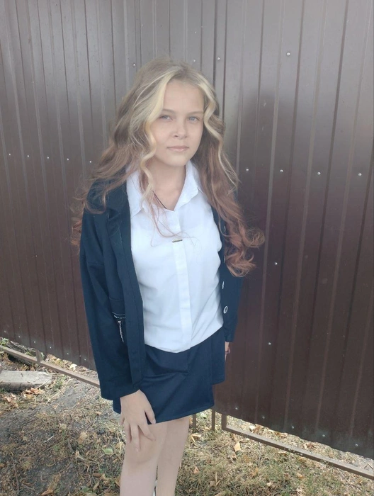 Девочка носит распущенные волосы, чтобы прикрывать спину | Источник: из архива Светланы Белоусовой