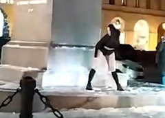 «Тверк-львица» устроила развратные танцы напротив собора в центре Петербурга