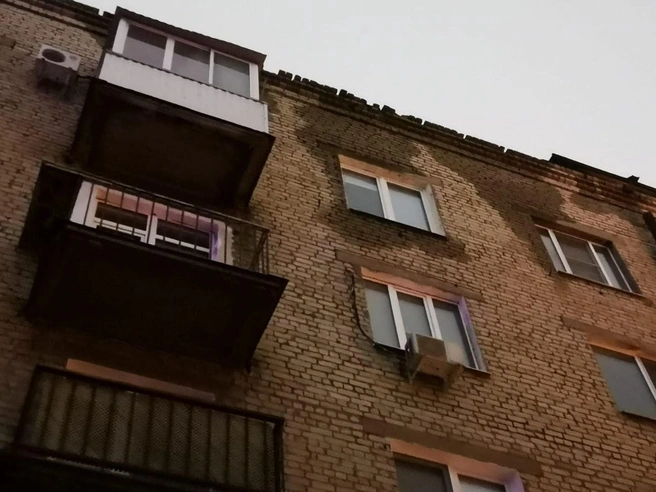Следы от протечек видны на внешних стенах здания, а внутри повреждения оказались еще более серьезными. | Источник: читатели V1.RU